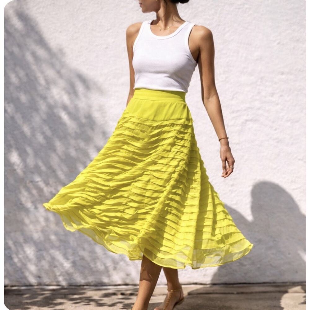EUC Reiss Yellow Sz 2 A-Line Swing Skirt Textured Ruffle Wavy Line Pattern Zip